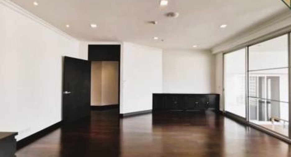 For rent 4 bedrooms condo in Sathon, Bangkok
