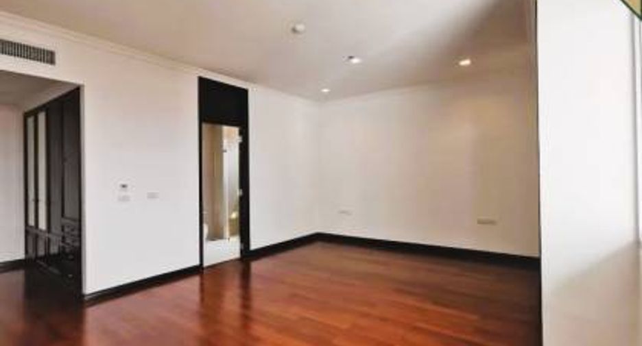 For rent 4 bedrooms condo in Sathon, Bangkok