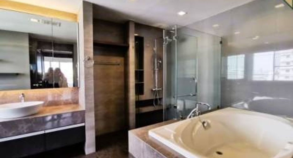 For rent 4 bedrooms condo in Sathon, Bangkok