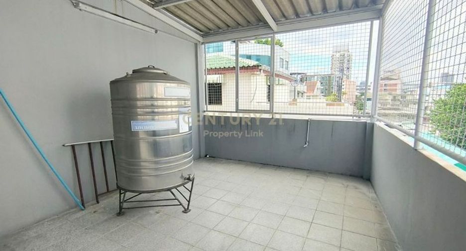 For rent retail Space in Din Daeng, Bangkok