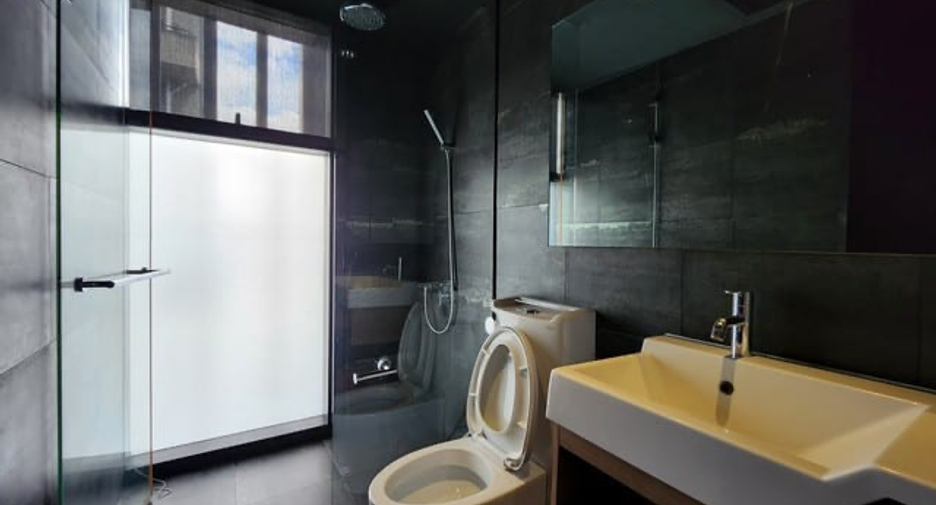 For rent 3 bedrooms condo in Sathon, Bangkok