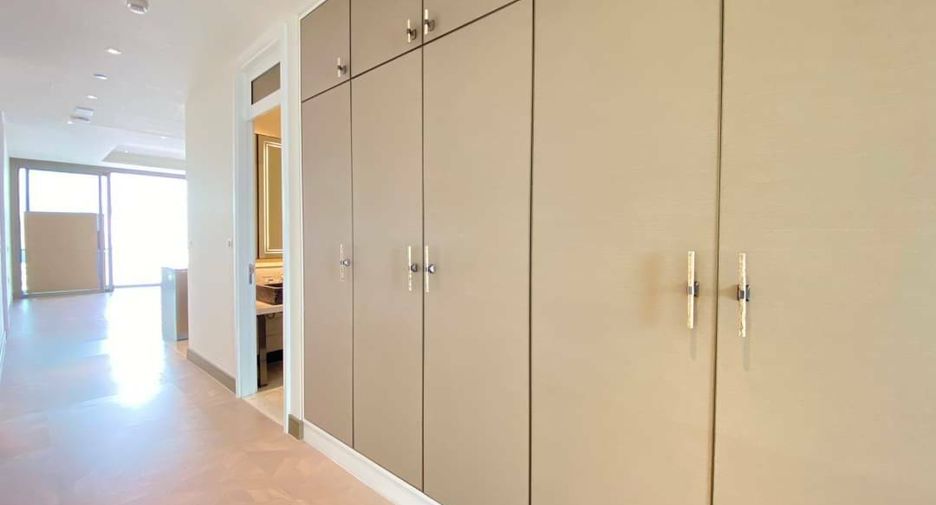For rent 3 bedrooms condo in Khlong San, Bangkok