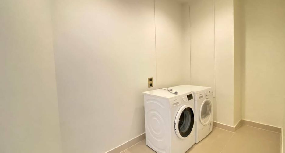 For rent 3 bedrooms condo in Khlong San, Bangkok