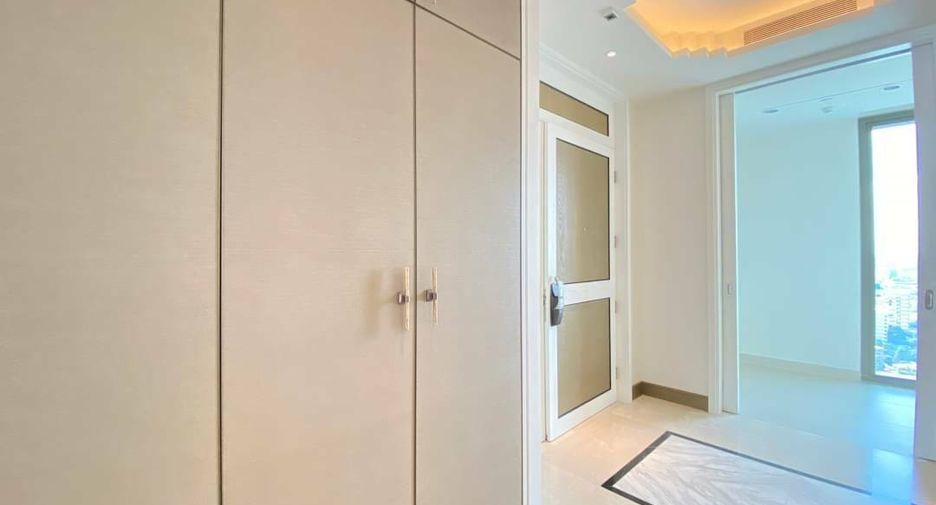 For rent 3 bedrooms condo in Khlong San, Bangkok