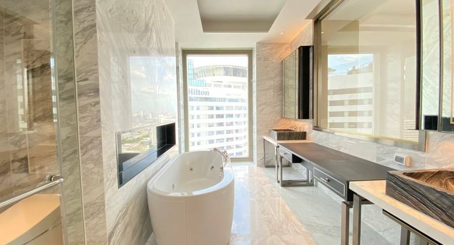 For rent 3 bedrooms condo in Khlong San, Bangkok