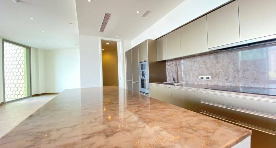 For rent 3 bedrooms condo in Khlong San, Bangkok