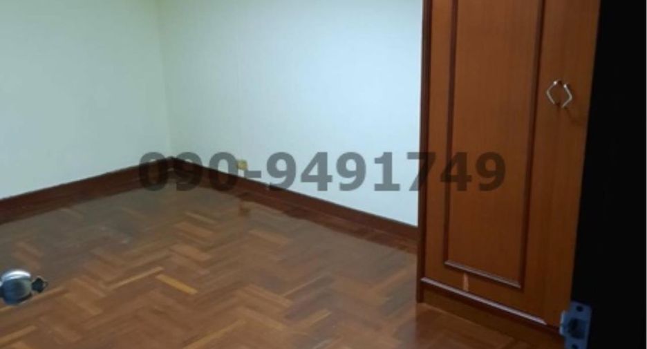 For rent 7 bedrooms townhouse in Huai Khwang, Bangkok