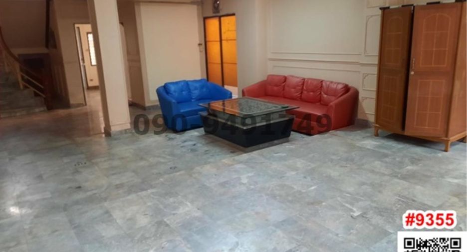 For rent 7 bedrooms townhouse in Huai Khwang, Bangkok