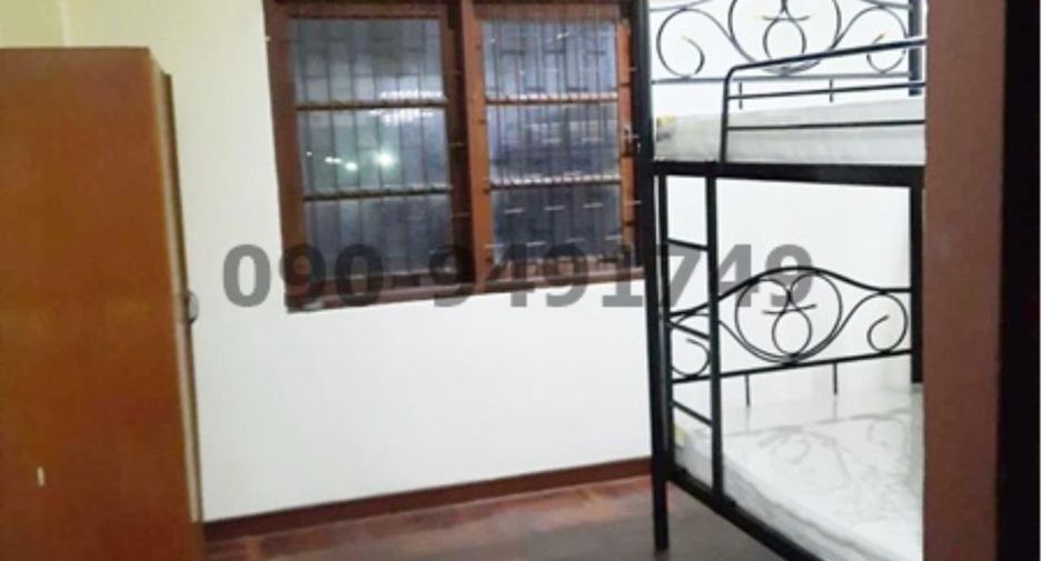 For rent 7 bedrooms townhouse in Huai Khwang, Bangkok