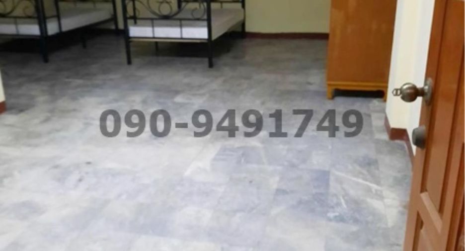 For rent 7 bedrooms townhouse in Huai Khwang, Bangkok