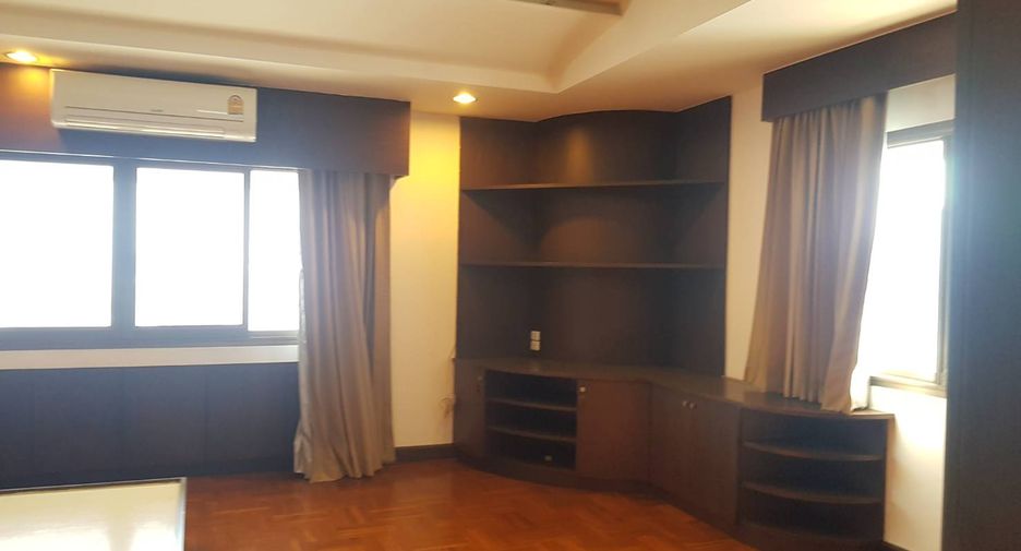 For rent 3 bedrooms condo in Watthana, Bangkok