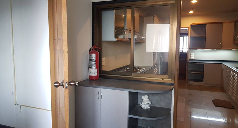 For rent 3 bedrooms condo in Watthana, Bangkok