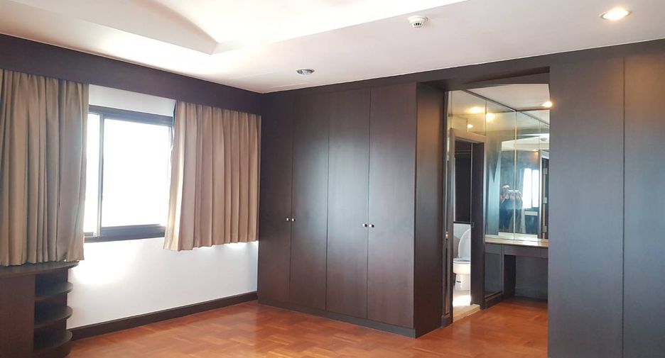 For rent 3 bedrooms condo in Watthana, Bangkok