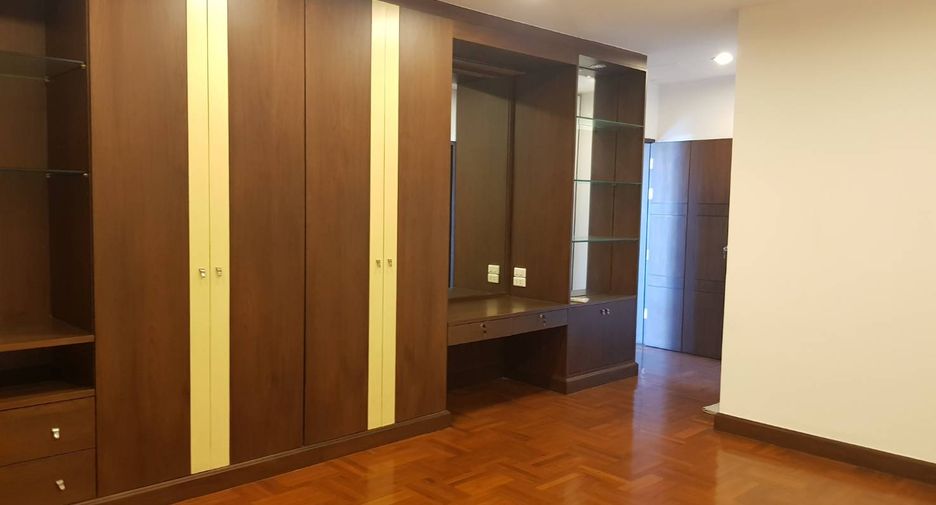 For rent 3 bedrooms condo in Watthana, Bangkok