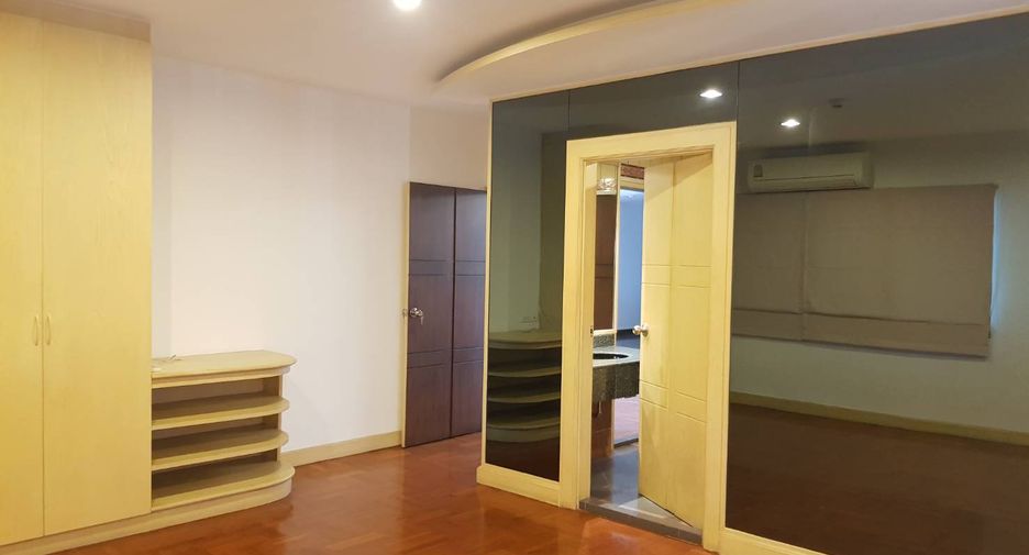 For rent 3 bedrooms condo in Watthana, Bangkok