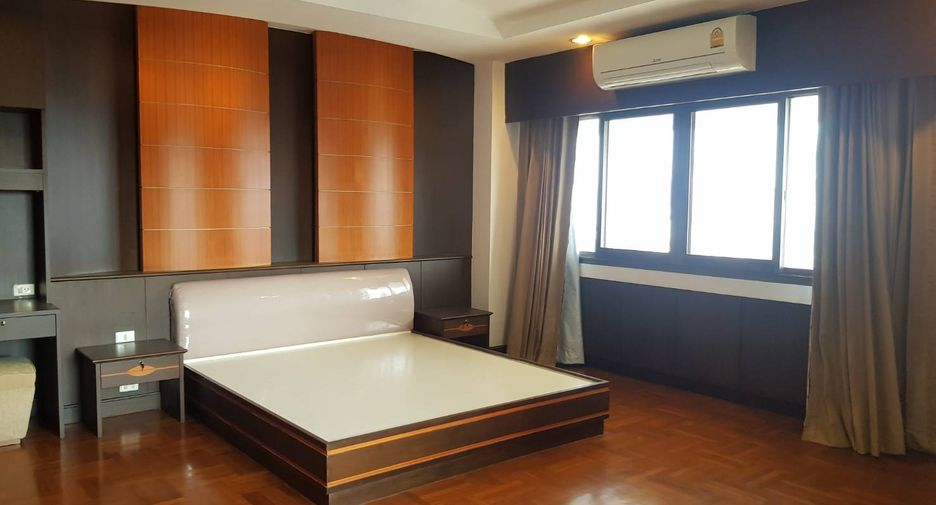 For rent 3 bedrooms condo in Watthana, Bangkok