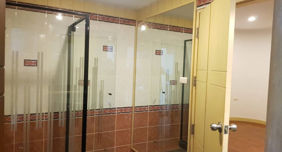 For rent 3 bedrooms condo in Watthana, Bangkok