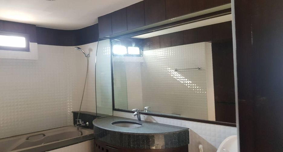 For rent 3 bedrooms condo in Watthana, Bangkok