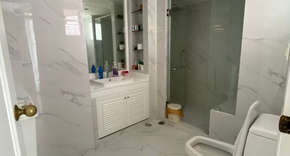For rent 3 bedrooms apartment in Watthana, Bangkok