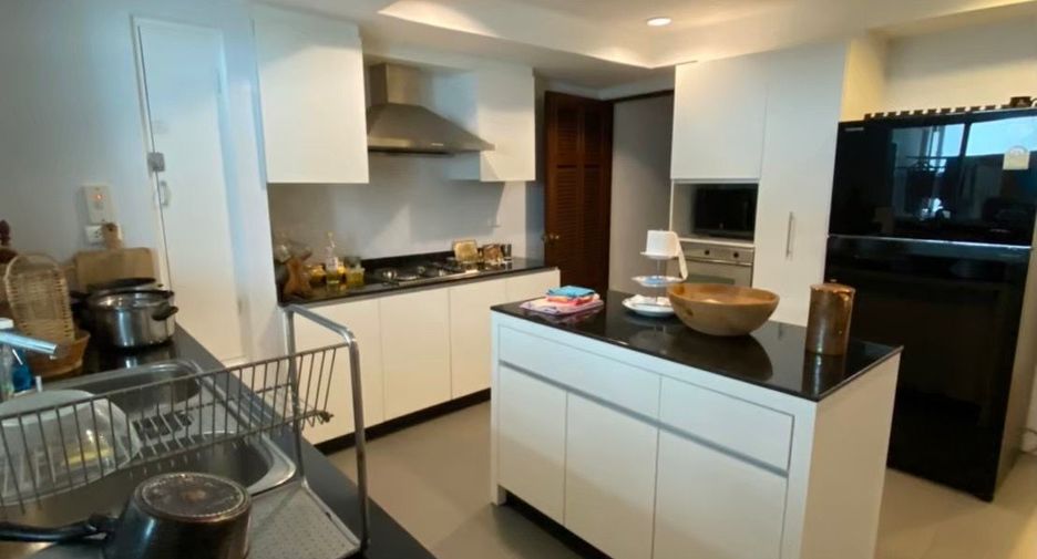 For rent 3 bedrooms apartment in Watthana, Bangkok
