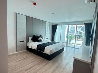 For rent 4 bed condo in Watthana, Bangkok
