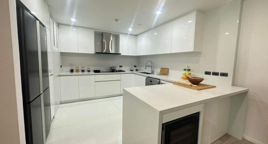 For rent 4 bedrooms condo in Watthana, Bangkok