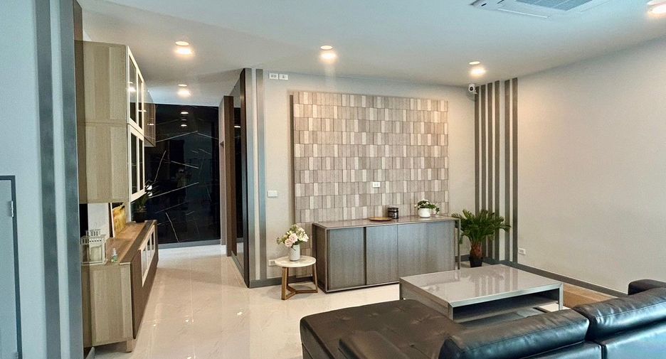 Casa en alquiler y en venta de 4 habitaciones en Bang Phli, Samut Prakan