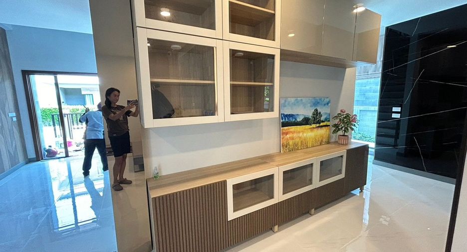 Casa en alquiler y en venta de 4 habitaciones en Bang Phli, Samut Prakan