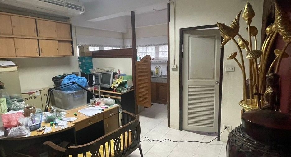 For sale 1 bed retail Space in Khlong Toei, Bangkok