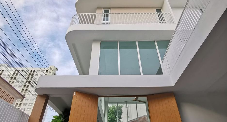 For sale 5 Beds house in Suan Luang, Bangkok