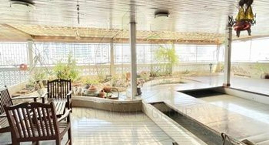 For sale 6 bedrooms retail Space in Khlong San, Bangkok