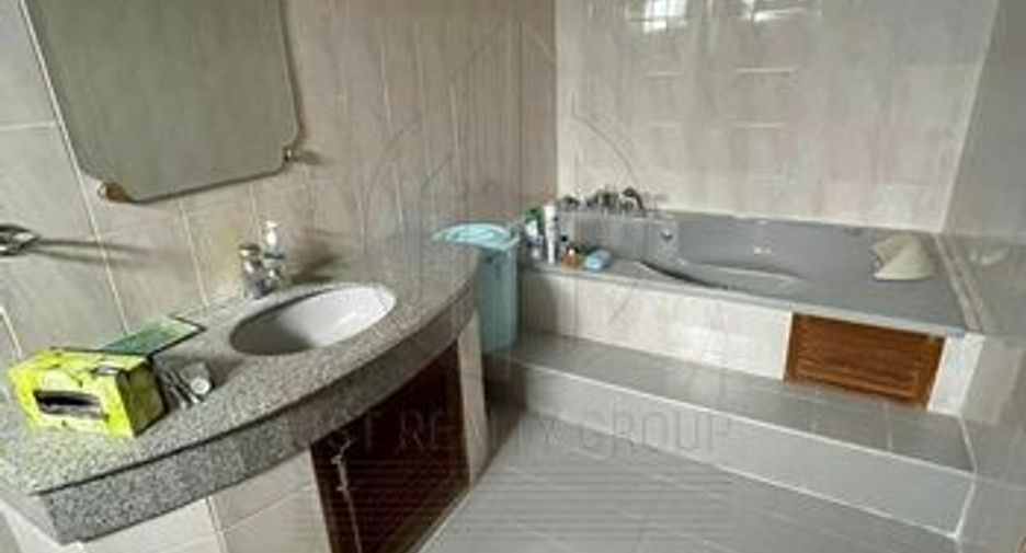 For sale 6 bedrooms retail Space in Khlong San, Bangkok