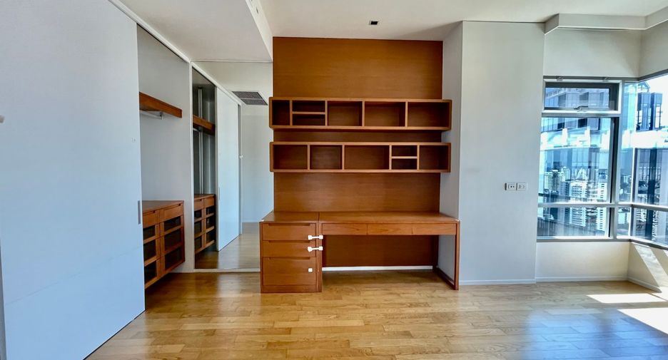 For rent 3 bedrooms condo in Khlong Toei, Bangkok