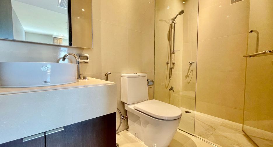 For rent 3 bedrooms condo in Khlong Toei, Bangkok