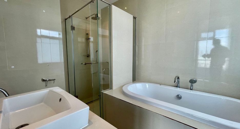 For rent 3 bedrooms condo in Khlong Toei, Bangkok