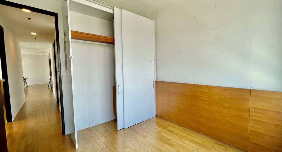 For rent 3 bedrooms condo in Khlong Toei, Bangkok