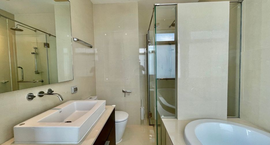 For rent 3 bedrooms condo in Khlong Toei, Bangkok