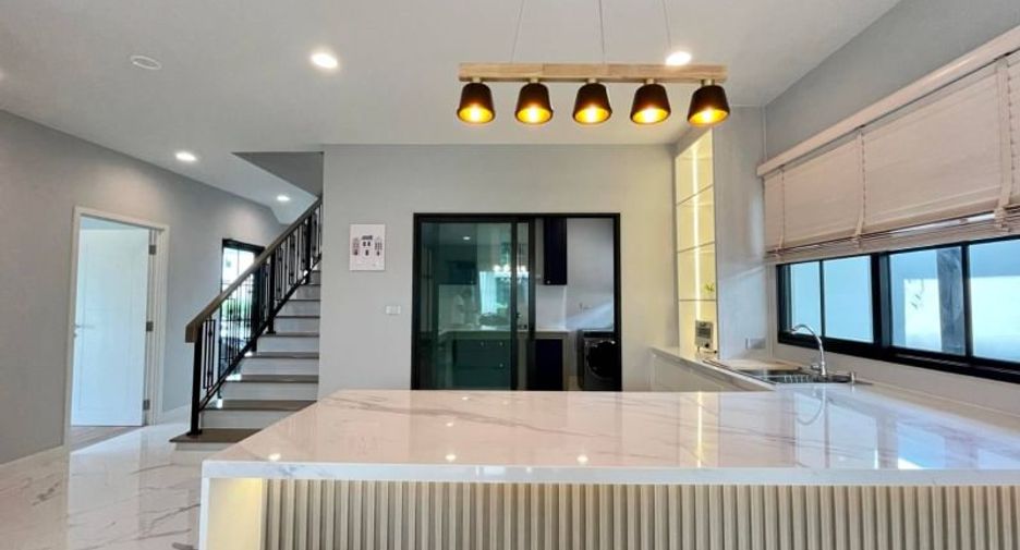 For rent and for sale 4 bedrooms house in Bang Phli, Samut Prakan