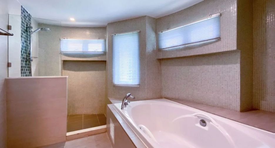 For rent 3 bed serviced apartment in Watthana, Bangkok