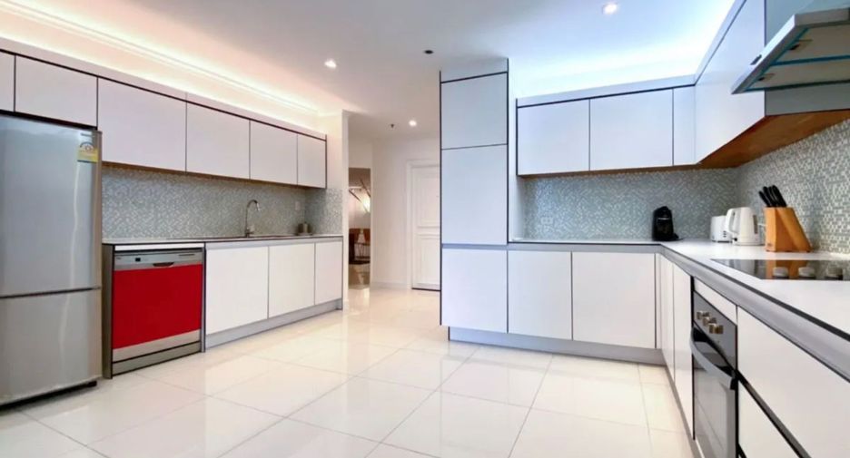 For rent 3 bed serviced apartment in Watthana, Bangkok