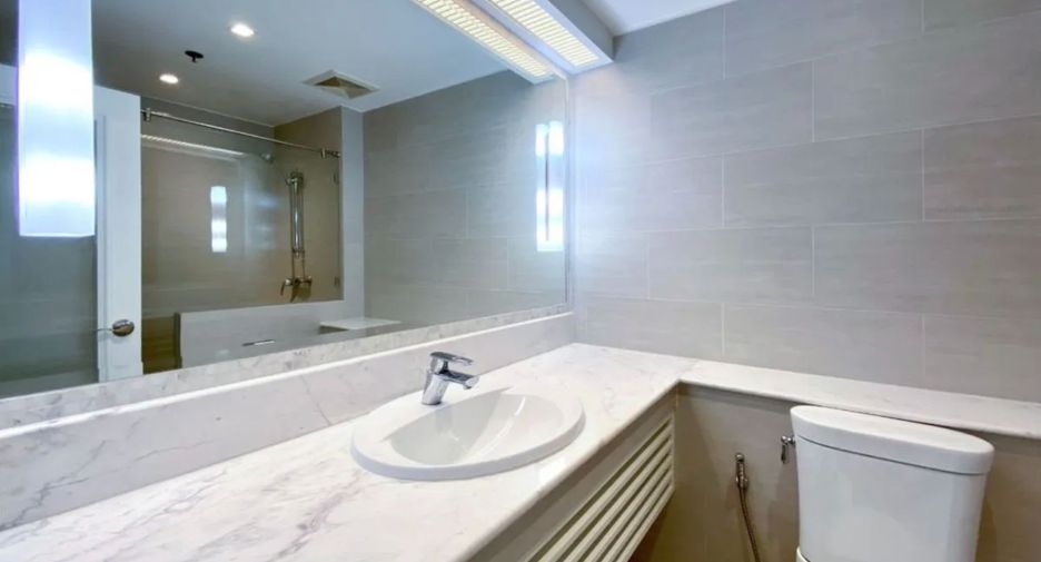 For rent 3 bed serviced apartment in Watthana, Bangkok