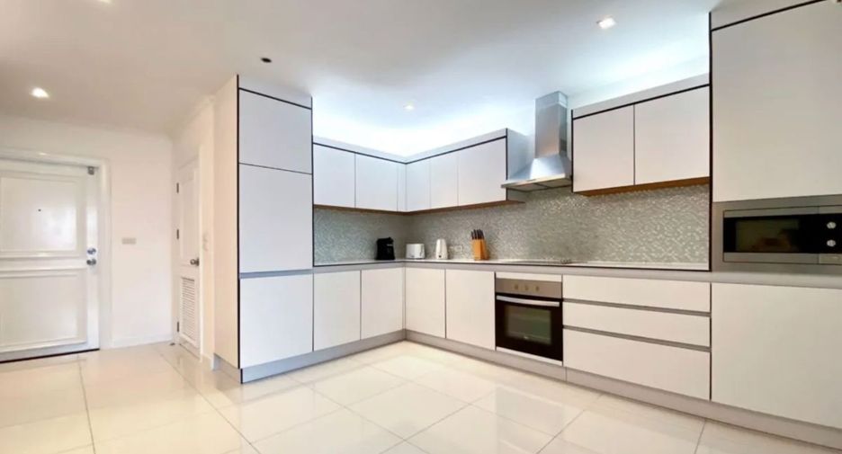 For rent 3 bed serviced apartment in Watthana, Bangkok