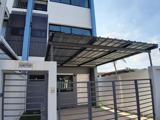 For rent and for sale 3 bed townhouse in Krathum Baen, Samut Sakhon