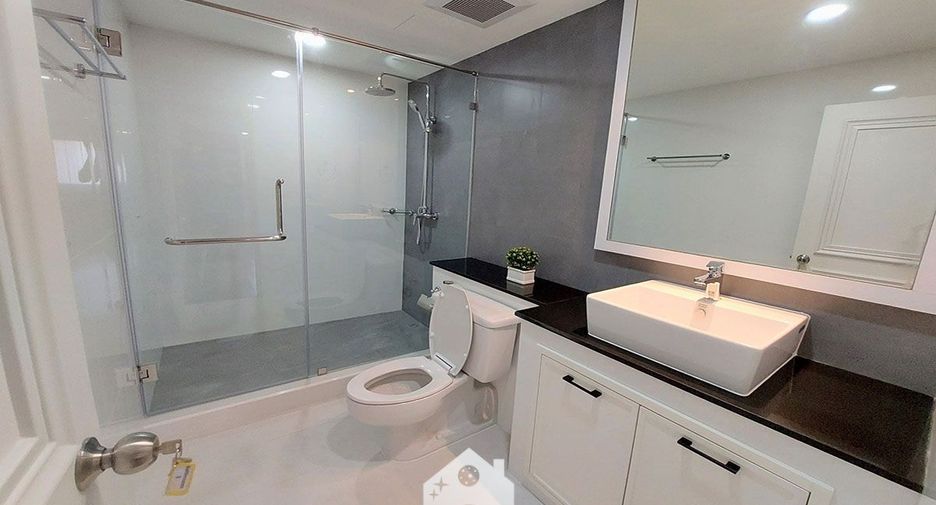 For rent 3 bed condo in Watthana, Bangkok