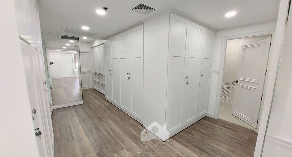 For rent 3 bed condo in Watthana, Bangkok