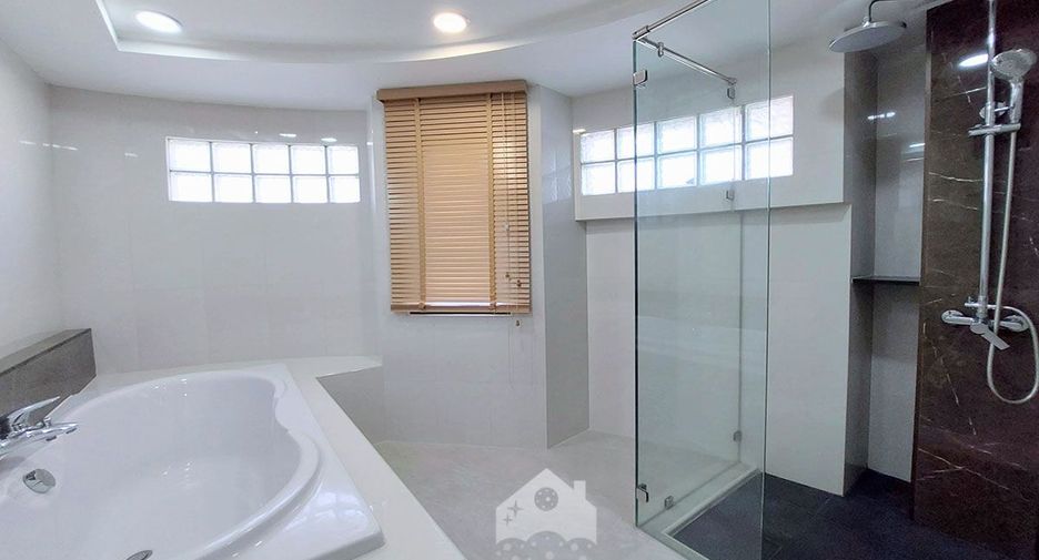 For rent 3 bed condo in Watthana, Bangkok