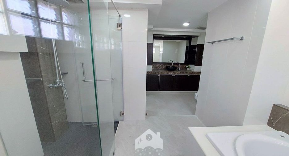 For rent 3 bed condo in Watthana, Bangkok