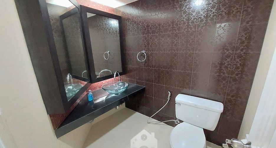 For rent 3 bed condo in Watthana, Bangkok