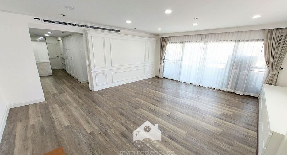For rent 3 bed condo in Watthana, Bangkok