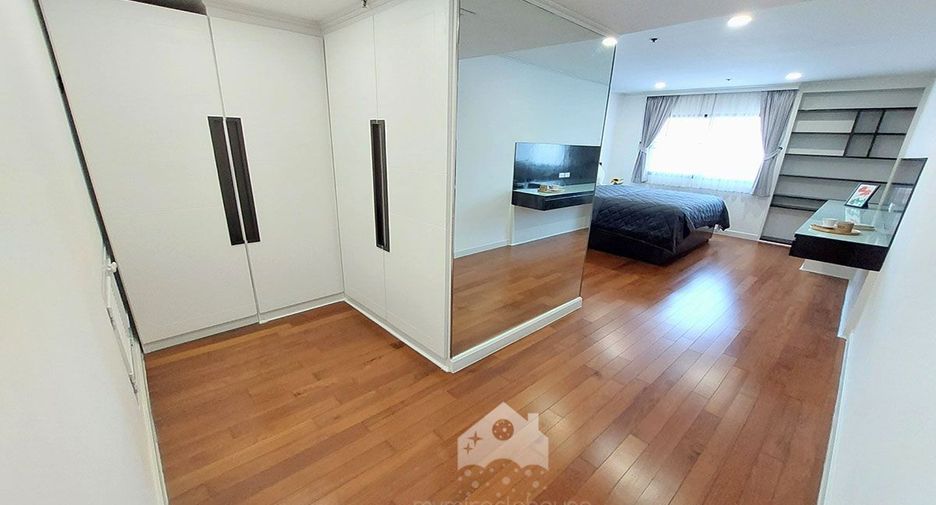For rent 3 bed condo in Watthana, Bangkok